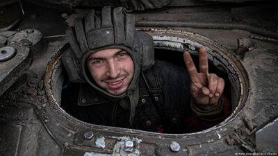 України Володимир Зеленський - Довіра до ЗСУ в українців сягнула майже 100 відсотків - bin.ua - Украина