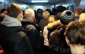 «В коридоре «красной зоны» одномоментно до 50 человек ожидает приема – все кашляют» - charter97.org - Белоруссия