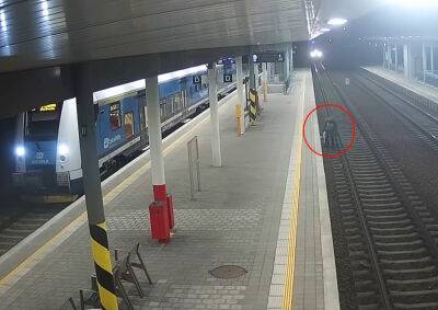В Чехии на вокзале поезд сбил человека: видео - vinegret.cz - Чехия - Южноморавский край
