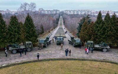 Петро Порошенко - Порошенко передав військовим у Рівному 5 вантажівок DAF із зенітними установками - rbc.ua - Україна