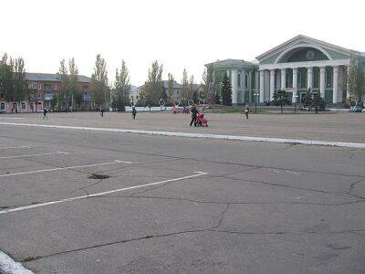 "Людей "тьма-тьмуща": як зараз виглядає центральна площа Сєвєродонецька - vchaspik.ua - Украина - місто Сєвєродонецьк