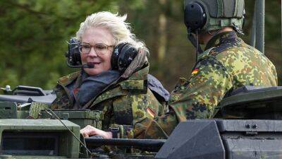 Кристина Ламбрехт - Отставка министра обороны Германии - ru.euronews.com - Германия