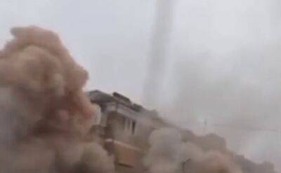 "Кровососы": мощные взрывы в жилом доме попали на видео, в небо поднялся столб дыма - politeka.net - Украина