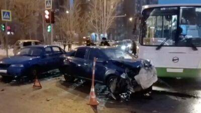 Массовое ДТП в Тюмени «собрало» три легковых автомобиля и автобус - usedcars.ru - Тюмень - Тюменская обл.