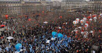 Эмманюэль Макрон - Во Франции - Во Франции масштабная забастовка: на улицы вышли более миллиона людей (видео) - focus.ua - Украина - Франция - Париж - Протесты