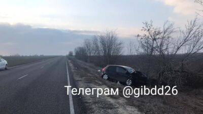 На Ставрополье «Киа» врезалась в дерево, пострадали 5 человек, в том числе ребенок - usedcars.ru - Ставрополье
