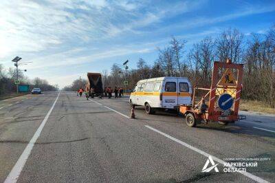 Возле Харькова зимой «латают» дорогу (фото) - objectiv.tv - Россия - Украина - Киев - Харьковская обл. - Харьков