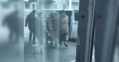 Вручение повесток в Одессе: пять военных задержали мужчину и отвезли в военкомат (видео) - focus.ua - Украина - Одесса - населенный пункт Одесский