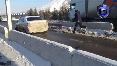 В Джизаке наркоторговец, пытавшийся сбежать от правоохранителей, протаранил несколько авто. Видео - podrobno.uz - Узбекистан - Ташкент