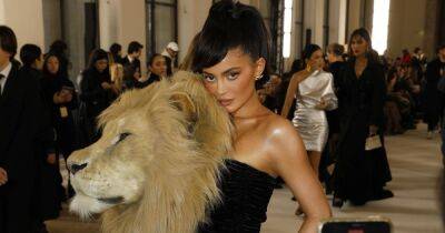 Ирина Шейк - Скотт Трэвис - Кайли Дженнер - Кайли Дженнер появилась на модном показе в платье, декорированном головой льва - focus.ua - Россия - Украина - Париж