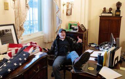 Дональд Трамп - Нэнси Пелоси - Джо Байден - Нападение на Капитолий 6 января: присяжные признали виновным мужчину, который поставил ноги на стол в офисе Нэнси Пелоси - unn.com.ua - США - Украина - Киев - Вашингтон - штат Арканзас