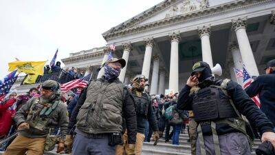 Дональд Трамп - Джо Байден - Еще четыре члена Oath Keepers признаны виновными в нападении на Капитолий - golos-ameriki.ru