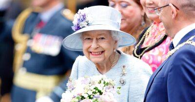 Елизавета II - Забавная ситуация: вспоминаем, как с королевы Елизаветы II слетела шляпа на мероприятии (фото) - focus.ua - Украина - Англия - Оман - Маскат