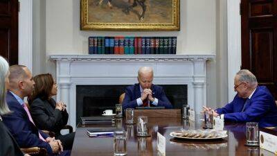 Барак Обама - Джо Байден - Байден обсудил с лидерами демократов увеличение потолка госдолга - golos-ameriki.ru