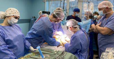 Длилась 16 часов: медики во Львове провели уникальную операцию по пересадке (фото) - focus.ua - Украина - Львов - Херсон - Львовская обл.