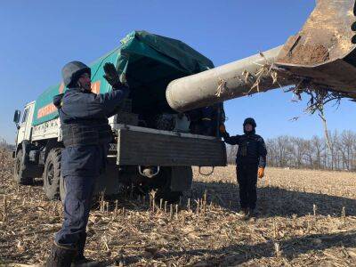 В ГСЧС показали, как вывезли остатки ракеты С-300 с поля на Харьковщине (фото) - objectiv.tv - Украина - Харьковская обл. - Гсчс