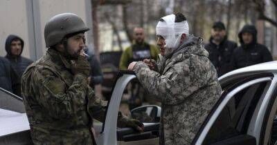 Так быть не должно. Раненные солдаты без нижних конечностей часами стоят в очереди за справкой - focus.ua - Украина