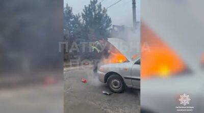 «Горит авто»: в Харькове копы помогли потушить пожар в машине (видео) - objectiv.tv - Харьковская обл. - Харьков