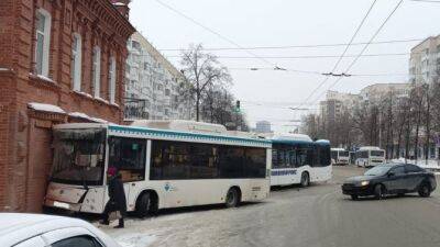 В Уфе в ДТП с двумя пассажирскими автобусами пострадали 8 человек - usedcars.ru - Россия - Башкирия - Уфа