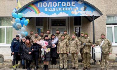 "Папу мальчик сможет увидеть только на фото": новорожденного ребенка украинского Героя встретили у роддома, видео - popcorn.politeka.net - Украина