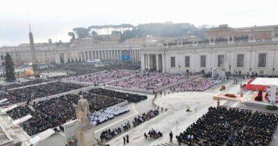 Бенедикт XVI (Xvi) - Маттео Бруни - На прощание с бывшим Папой Бенедиктом XVI в Ватикане пришли около 100 тысяч человек (видео) - focus.ua - Украина - Ватикан - Ватикан