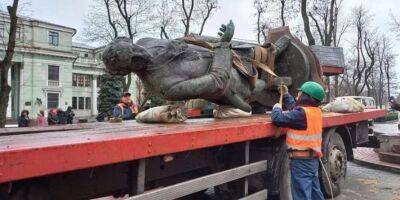 У Дніпрі відправили на звалище історії пам'ятник Ломоносову (відео) - lenta.ua - Украина