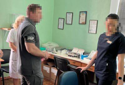Мобилизация в Украине: работник ТЦК втянул врачей в скандальную схему, ему грозит 10 тюрьмы - politeka.net - Украина - Запорожье