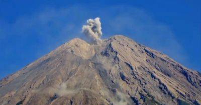 Семеру проснулся: в сети появились кадры извержения вулкана в Индонезии (видео) - focus.ua - Украина - Индонезия