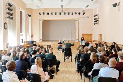 Встреча премьеры оперы «Любовный напиток» началась интерактивным образовательным путешествием по Клайпедским школам - obzor.lt - Литва - Клайпеда