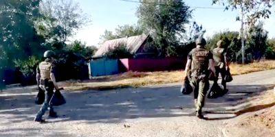 Полный игнор. Оккупанты пытаются подкупить украинцев «гуманитаркой», но ее никто не берет — видео - nv.ua - Россия - Украина