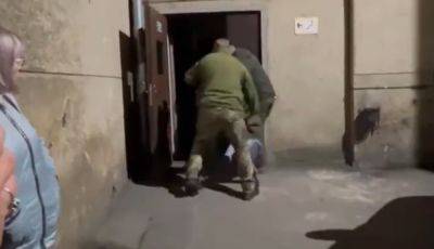 На Львовщине люди в форме избили мужчину, момент попал на видео: в ТЦК отреагировали - politeka.net - Украина - Львовская обл.