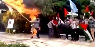 «Мгновенная карма». Сторонник ХАМАС хотел сжечь флаг Израиля, а поджог себя — видео - nv.ua - Украина - Израиль - Палестина
