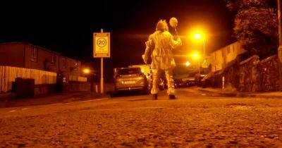 Стивен Кинг - Наводит ужас на поселение: жуткий клоун отправил зловещее послание полиции (фото) - focus.ua - Украина - Англия - Шотландия - Великобритания