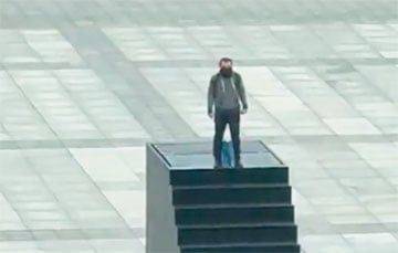 В центре Варшавы мужчина взобрался на памятник и угрожает себя взорвать - charter97.org - Смоленск - Белоруссия - Варшава