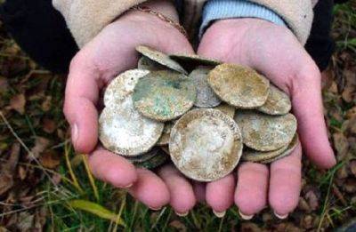 Студентке очень повезло: девушка обнаружила под камином тайник со старинными монетами - hyser.com.ua - Украина - Англия - Германия - Шотландия - Голландия