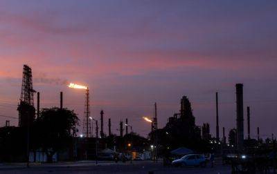 США приостановили санкции против нефтегазового сектора Венесуэлы - korrespondent.net - США - Украина - Вашингтон - Венесуэла