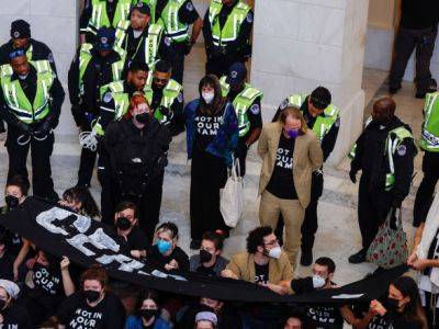 В США полиция задержала более 300 протестующих, которые проникли в Капитолий и требовали остановить войну Израиля и ХАМАС - unn.com.ua - США - Украина - Киев - Вашингтон - Израиль - Протесты
