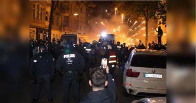 Эммануэль Макрон - В Берлине полицейских забросали камнями во время антиизраильской акции протеста - fakty.ua - Украина - Бельгия - Германия - Франция - Берлин - Палестина