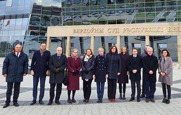 Виктор Бабарико - Европейские дипломаты пришли к зданию Верховного суда в Минске в знак солидарности с Виктором Бабарико - charter97.org - Белоруссия - Германия - Минск