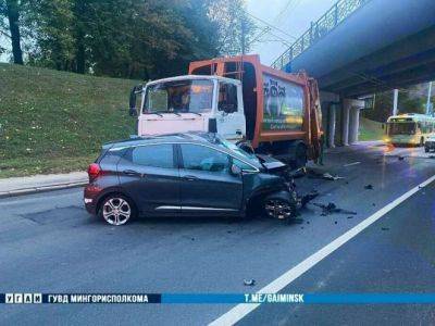 В Минске мусоровоз всмятку раздавил автомобиль «Яндекс. Такси» - udf.by - Минск - Витебск