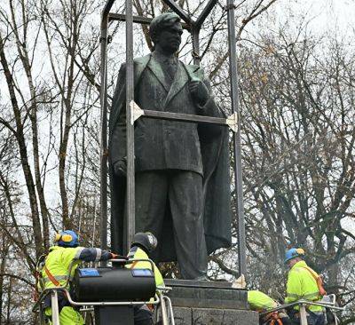 Иосиф Сталин - Скульптура советскому писателю Цвирке передана в парк-музей Грутас - obzor.lt - Россия - Литва - Вильнюс