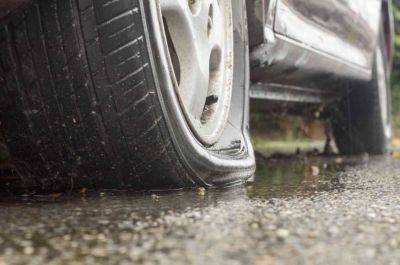 В Риге нескольким машинам пробили колеса и оставили послания о вреде автомобилей для экологии. Полиция начала проверку - obzor.lt - Рига - Латвия