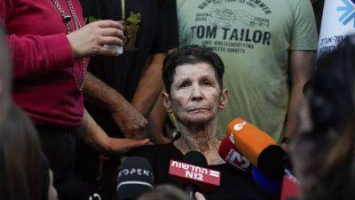 Израиль: освобожденная заложница рассказала о пережитом в плену - ru.euronews.com - США - Израиль - Тель-Авив