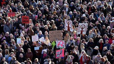 В Исландии прошла забастовка против гендерного неравенства и насилия - ru.euronews.com - Исландия