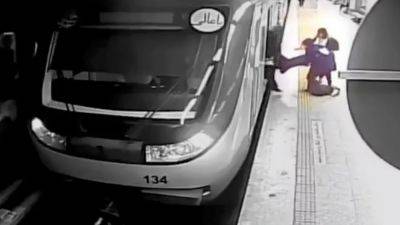 Амини Махсы - В Иране умерла девочка-подросток, потерявшая сознание в метро - ru.euronews.com - Иран - Тегеран