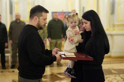 Владимир Зеленский - Президент вручил ордена "Золотая Звезда" родным павших Героев Украины, среди которых и защитники Луганщины - vchaspik.ua - Украина - Киев