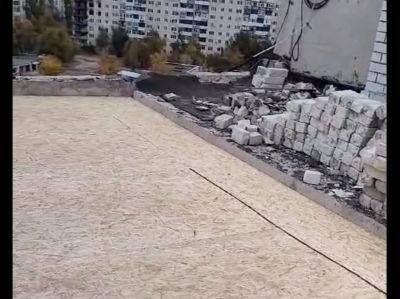 "Неуверенно как-то это все делается": на видео показали, как "ремонтируют" крыши в Северодонецке - vchaspik.ua - Россия - Украина - Северодонецк