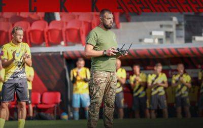 Военный дрон доставил мяч на поле в матче УПЛ - korrespondent.net - Украина