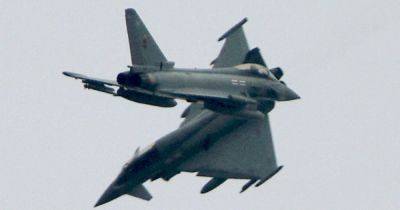 Два британских истребителя Typhoon едва не столкнулись в ближнем бою на высоте 5,5 км (фото) - focus.ua - Украина - Англия - Польша - Ввс