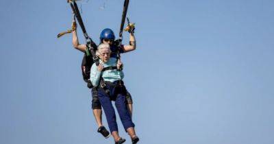 В США 104-летняя женщина прыгнула с парашютом: может попасть в Книгу рекордов Гиннеса (ФОТО) - dsnews.ua - США - Украина - Швеция